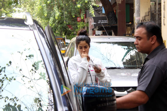 janhvi kapoor spotted at a clinic in juhu 3 2