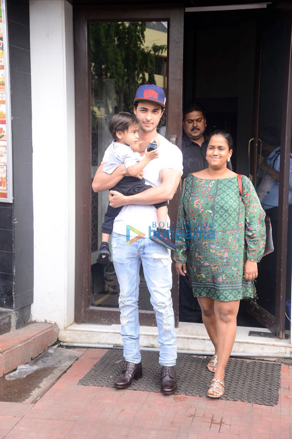 kriti sanon aayush sharma and arpita khan spotted in bandra 4
