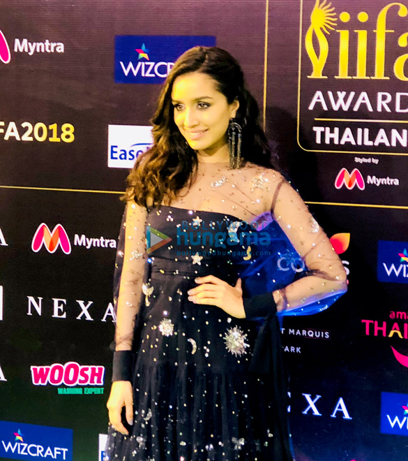 kriti sanon anil kapoor iulia vantur and others snapped at the green carpet of iifa rocks 2018 02