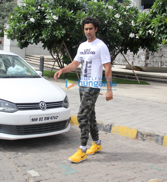 kunal kapoor snapped with family at bkc 3