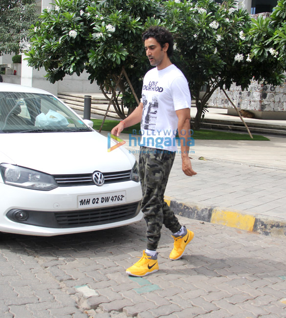 kunal kapoor snapped with family at bkc 4