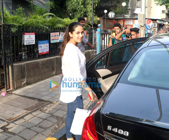 mira rajput spotted at a store 005 1