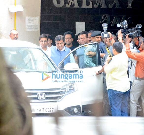 Politician Nitin Gadkari snapped at Salman Khan’s house