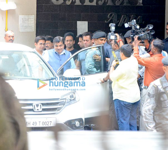 politician nitin gadkari snapped at salman khans house 3