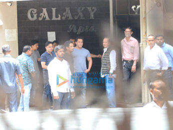 Politician Nitin Gadkari snapped at Salman Khan's house