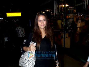 Priyanka Chopra, Nick Jonas and others snapped at the airport (3)