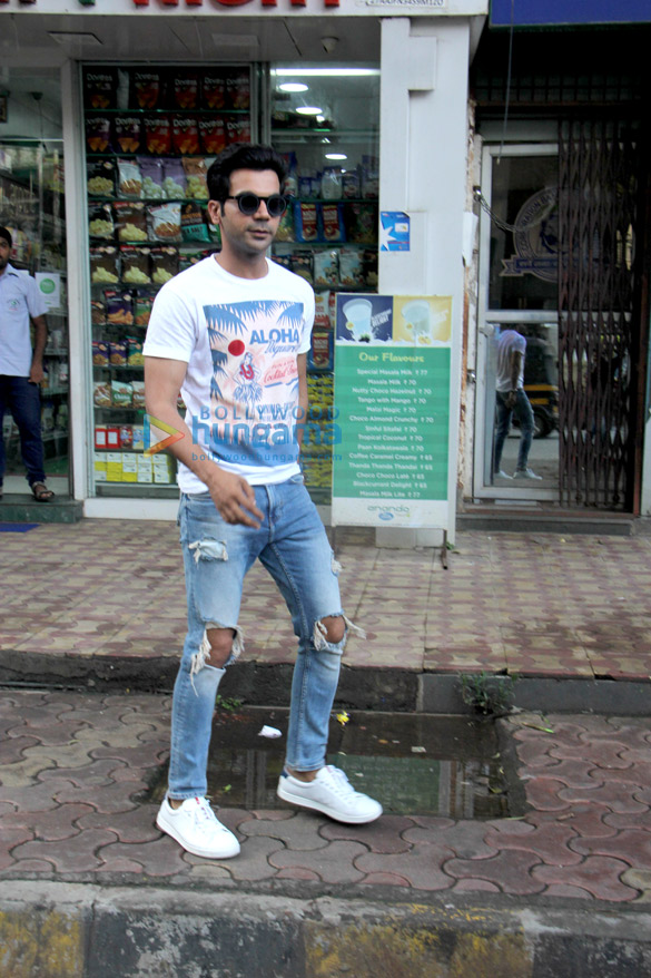 rajkummar rao spotted at noble chemist in juhu 1