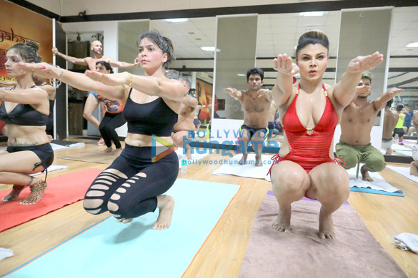 rakhi sawant and arshi khan snapped practicing yoga on international yoga day 1
