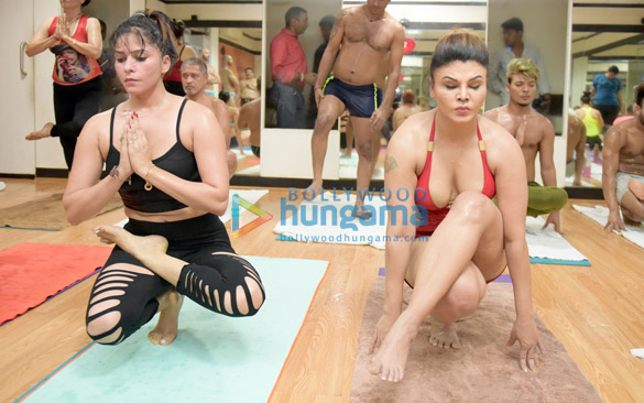 rakhi sawant and arshi khan snapped practicing yoga on international yoga day 4