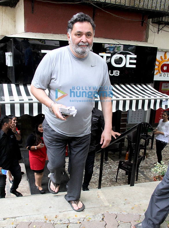 rishi kapoor snapped at tip and toe salon in bandra 4