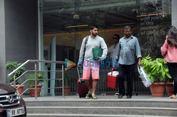 rohit dhawan and karan singh grover spotted at hinduja hospital in bandra 3