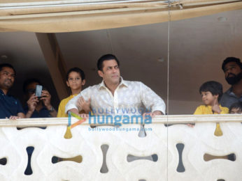 Salman Khan, Arbaaz Khan and family greet fans on Eid outside his residence