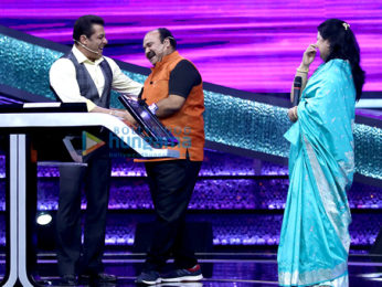 Salman Khan and Dancing Uncle - Sanjeev Srivastav snapped in conversation on Dus Ka Dum