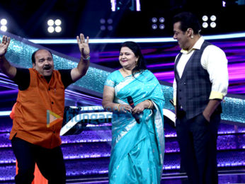 Salman Khan and Dancing Uncle - Sanjeev Srivastav snapped in conversation on Dus Ka Dum