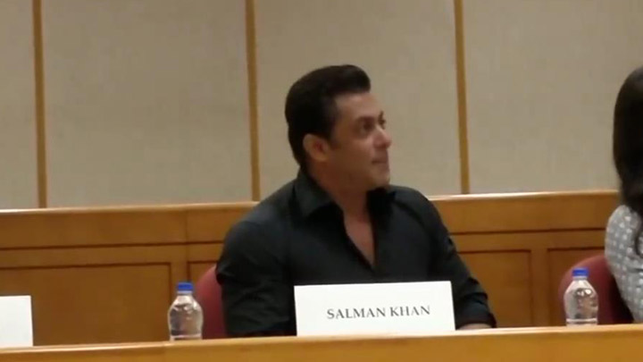 Salman Khan: “We are trying to BEAT Shah Rukh Khan” | Dabangg Reloaded Press-Conference Salman Khan: “We are trying to BEAT Shah Rukh Khan” | Dabangg Reloaded Press-Conference