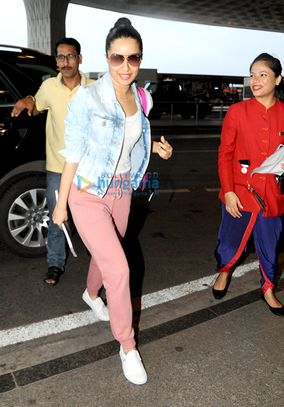 shraddha kapoor iulia vantur taapsee pannu and others snapped at the airport 6