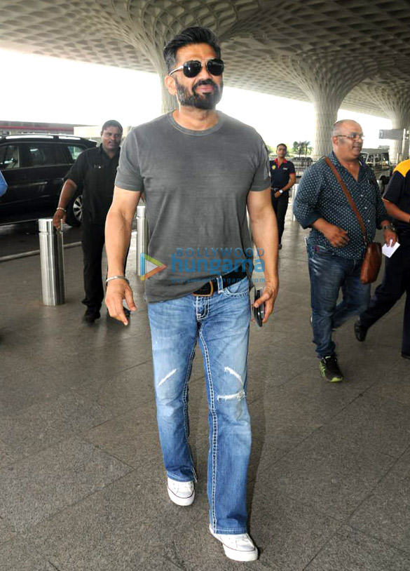 shraddha kapoor suniel shetty urvashi rautela and others snapped at the airport 2