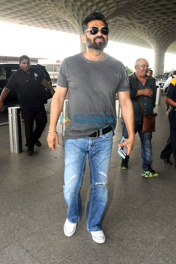 shraddha kapoor suniel shetty urvashi rautela and others snapped at the airport 8