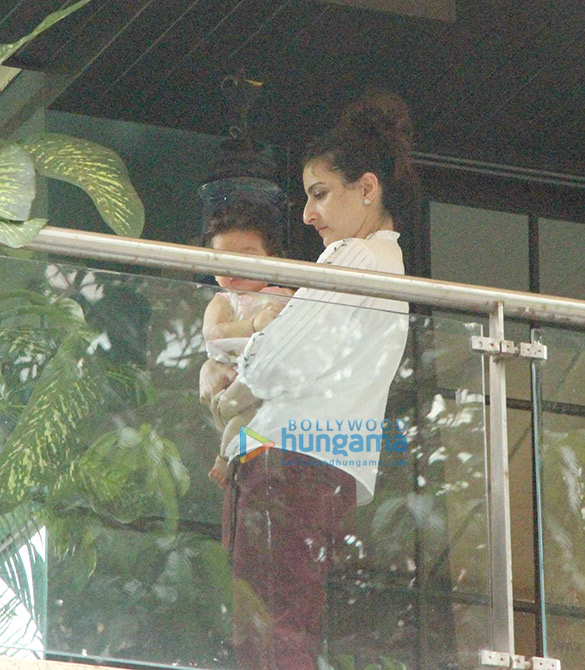 soha ali khan and inaaya snapped at kareena kapoor saif ali khans bandra home 2