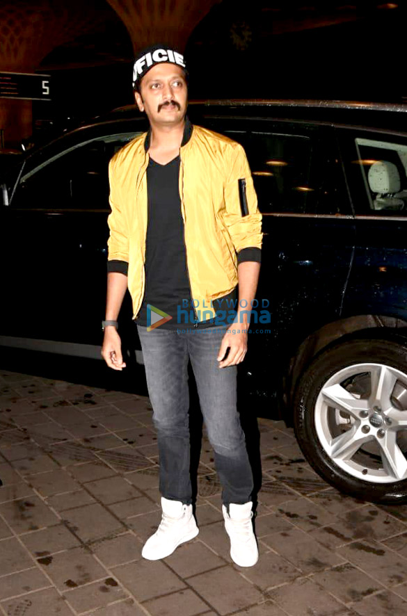 sonakshi sinha riteish deshmukh amyra dastur and others snapped at the airport 4