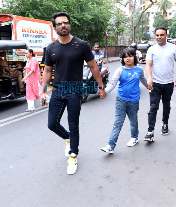 sonu sood snapped with his son in juhu 2