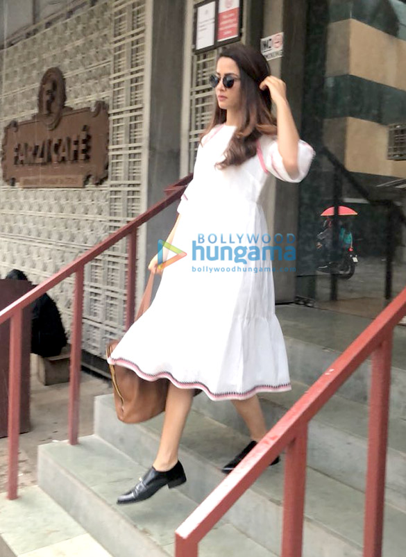 surveen chawla spotted at farzi cafe 2