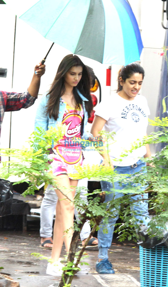 tiger tara and ananya spotted on location shoot of student of the year 2 set 3