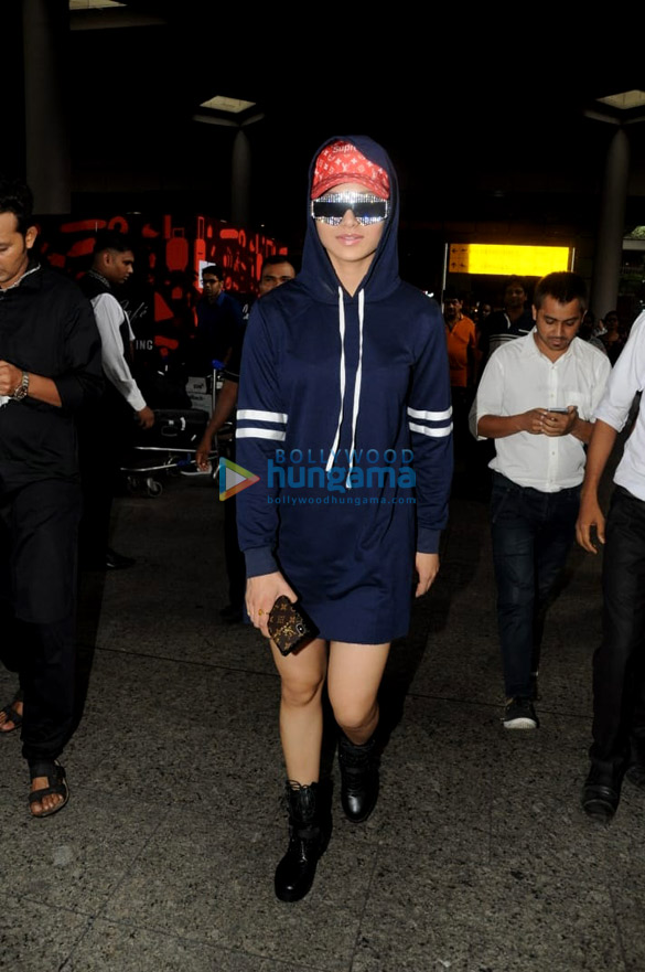varun dhawan arjun kapoor parineeti chopra bobby deol and others snapped at the airport 4 2