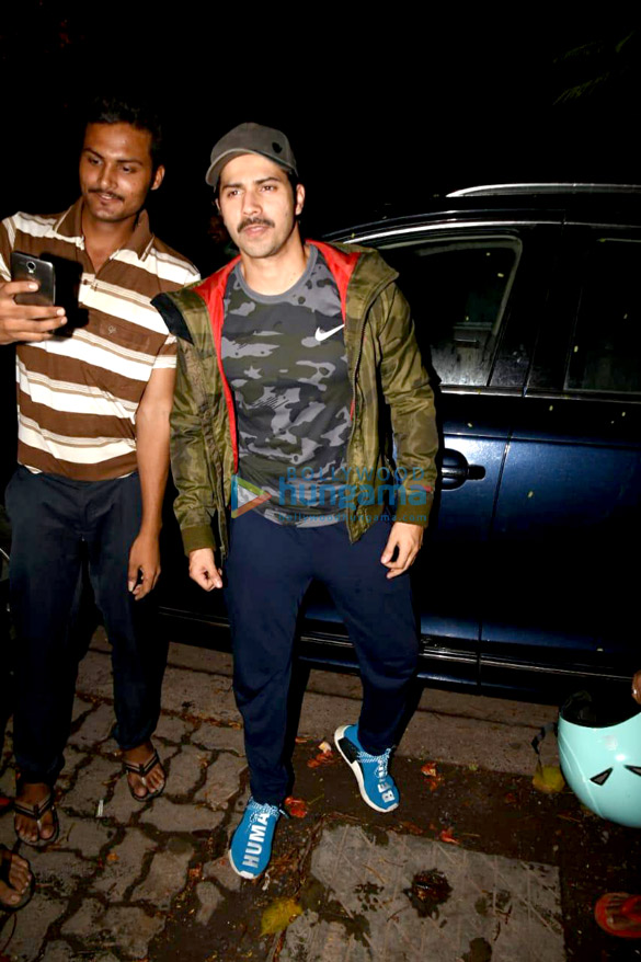 varun dhawan snapped outside the gym in juhu 2