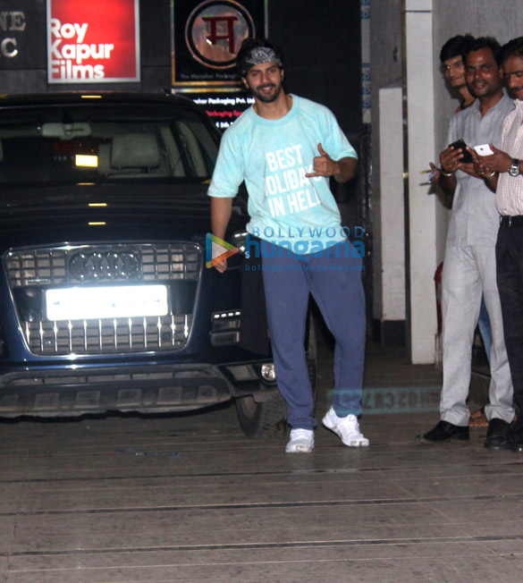 varun dhawan spotted outside his gym 3