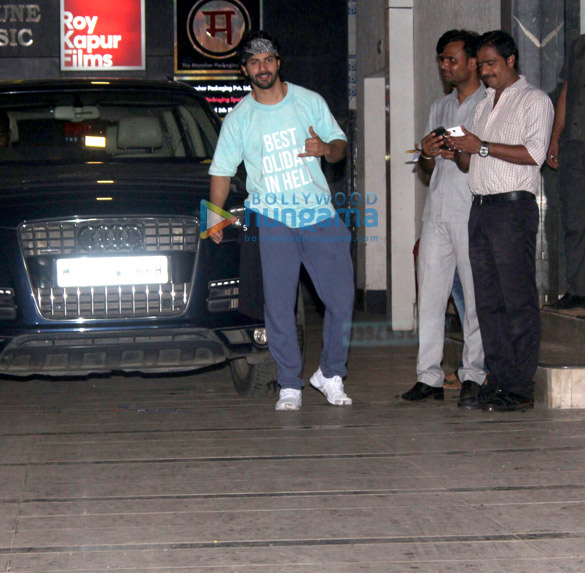 varun dhawan spotted outside his gym 4