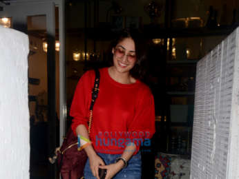 Yami Gautam snapped outside BBlunt salon in Khar