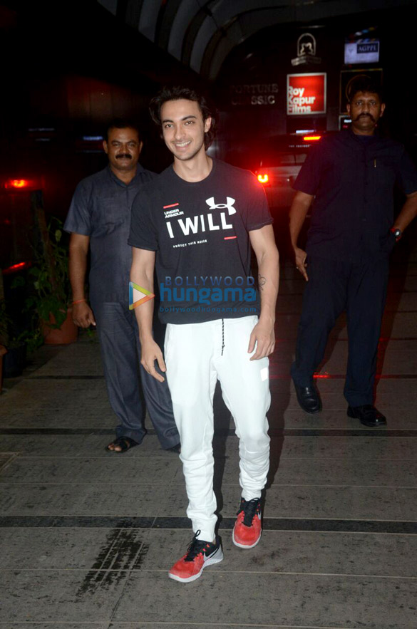 Aayush Sharma and Warina Hussain spotted at the gym in Bandra Aayush Sharma and Warina Hussain spotted at the gym in Bandra