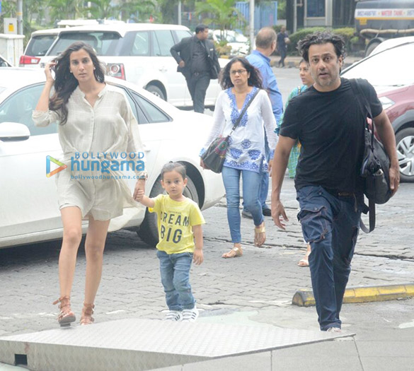 abhishek kapoor snapped with wife and daughter at bkc 4