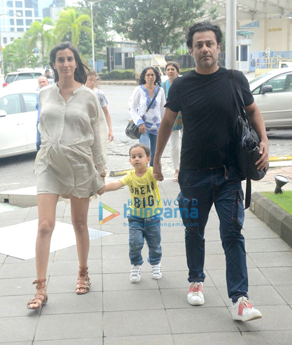 abhishek kapoor snapped with wife and daughter at bkc 6