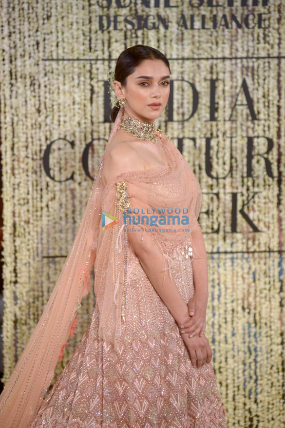 aditi rao hydari walks the ramp for tarun tahiliani at india couture week 2018 6