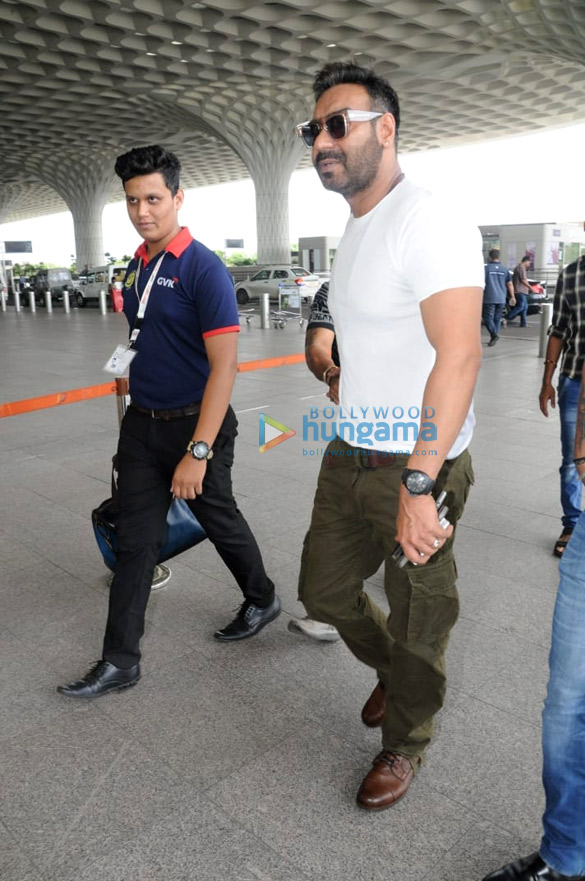 ajay devgn janhvi kapoor ishaan khatter and others snapped at the airport 6