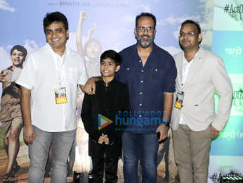 Akshay Kumar, Kangana Ranaut, Sachin Tendulkar and others grace the premiere of Chalo Jeete Hain