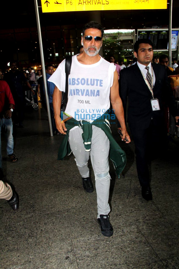 akshay kumar neha dhupia and others snapped at the airport 3