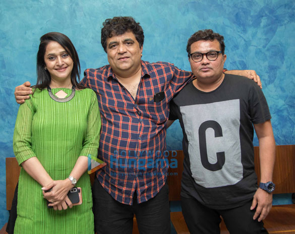 akshay kumar hosted a special screening of marathi film chumbak at yashraj film studio 2
