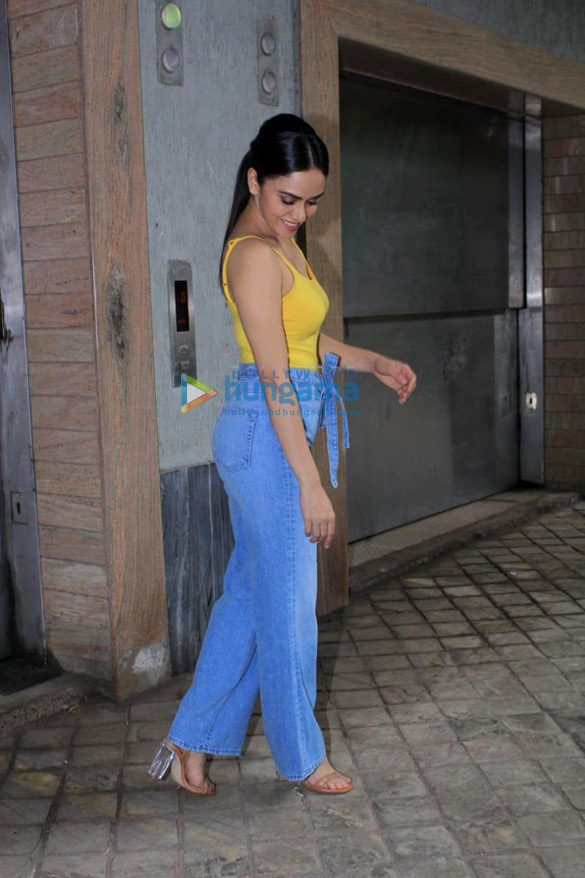 amruta khanvilkar spotted at bombay cocktail bar 6