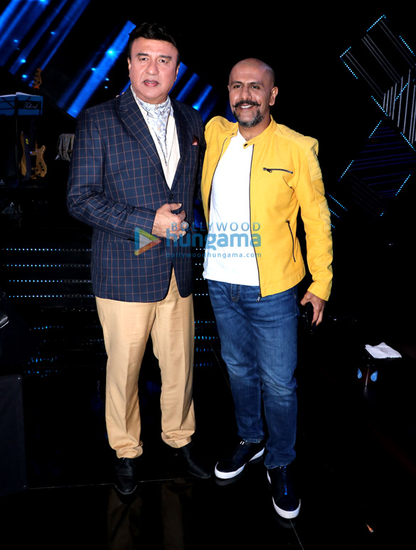 anu malik vishal dadlani and neha kakkar snapped along with the contestants on the sets of indian idol 3