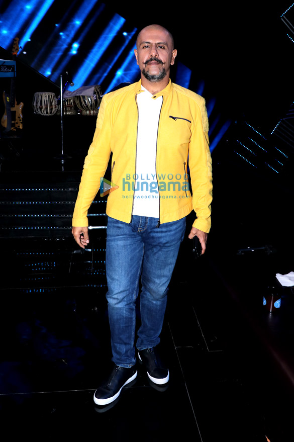 anu malik vishal dadlani and neha kakkar snapped along with the contestants on the sets of indian idol 6