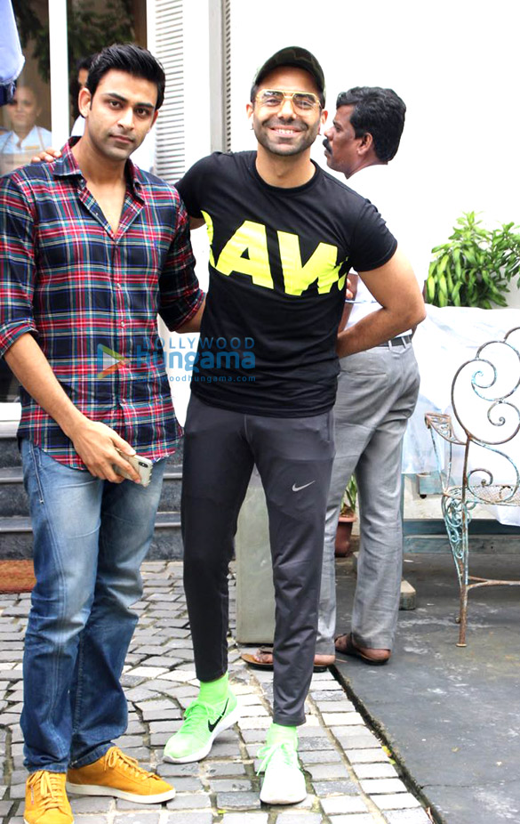aparshakti khurrana and anirudh tanwar spotted at taj mahal tea house 5