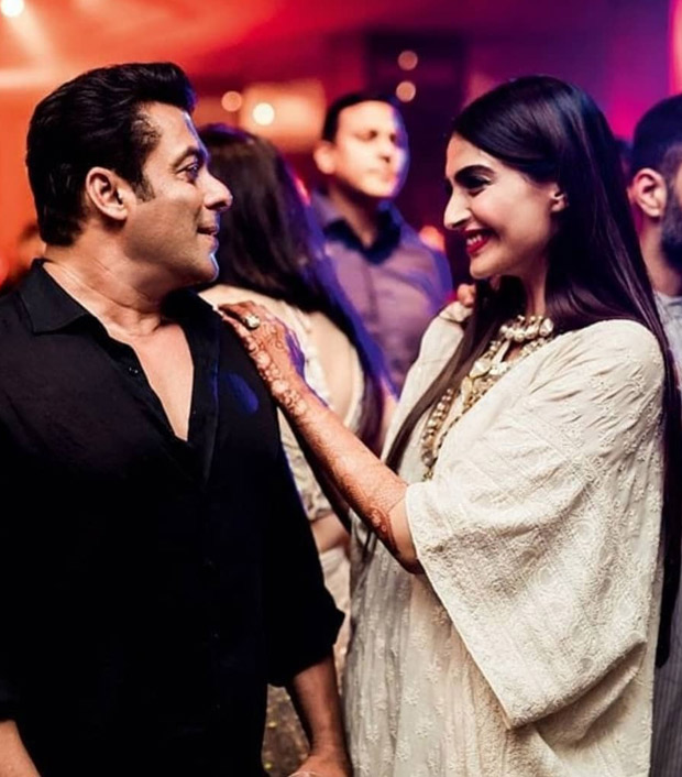 Here are some of the UNSEEN MOMENTS of Shah Rukh Khan, Salman Khan, Varun Dhawan and others from Sonam Kapoor - Anand Ahuja's wedding