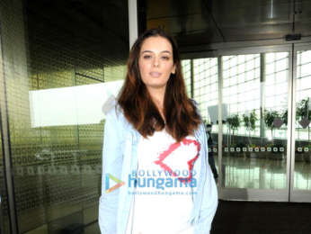 Ishaan Khatter, Janhvi Kapoor, Karisma Kapoor and others snapped at the airport