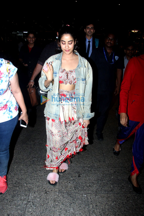 ishaan khatter janhvi kapoor karisma kapoor and others snapped at the airport 2