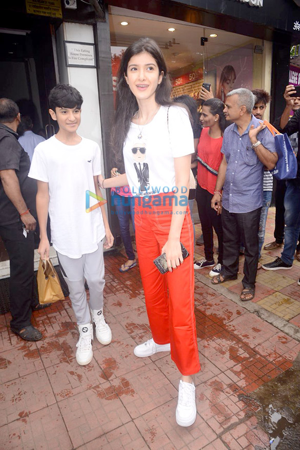 janhvi kapoor khushi kapoor shanaya kapoor and others snapped in bandra 3