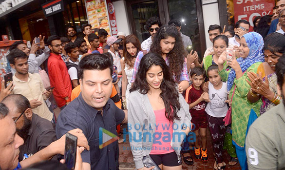 janhvi kapoor khushi kapoor shanaya kapoor and others snapped in bandra 5