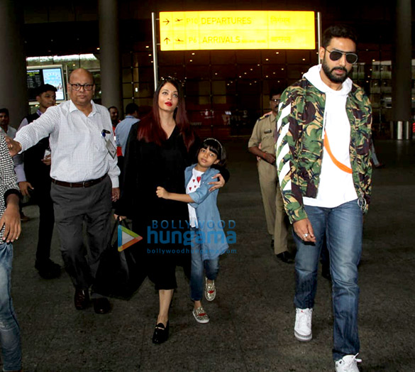 janhvi kapoor priyanka chopra and others snapped at the airport2 2